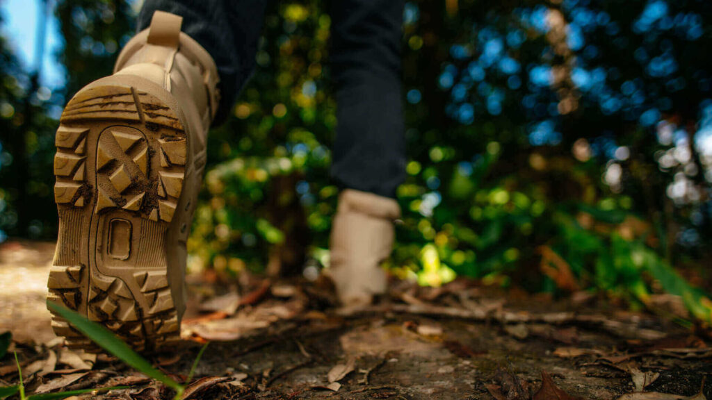 Scarpa per montagna fatta di Ledra per passeggiate in terreni difficili