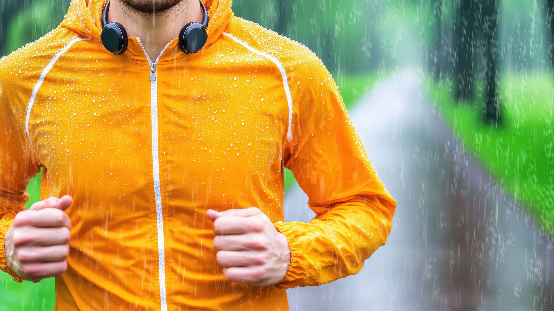 Runner sotto la pioggia con giacca tecnica totalmente impermeabile e idrorepellente