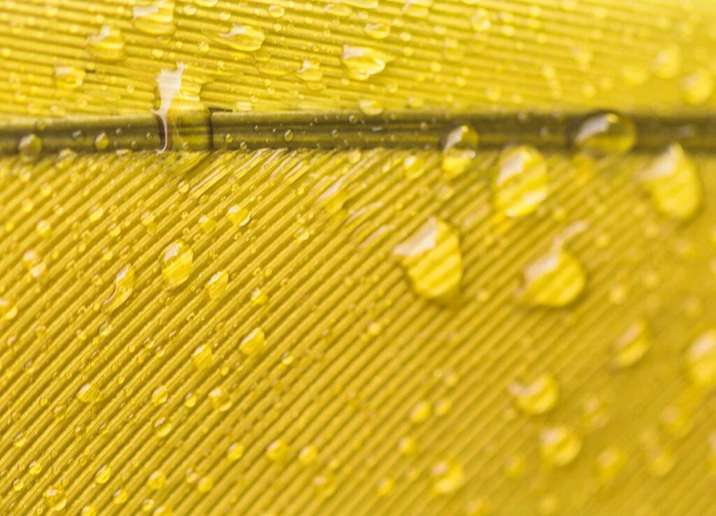 Tessuto di un abbigliamento realizzato con membrane impermeabili e traspiranti